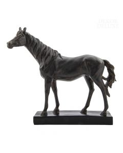 Dekor Deluxe rjava figura stoječega konja z vzdignjeno glavo, na podstavku, iz umetne mase. Visok 36 cm in širok 41 cm.