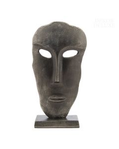 Dekor Deluxe kovinska zastrašujoča maska z izrezanimi očmi in zaprtimi usti na podstavku v temno sivi barvi.