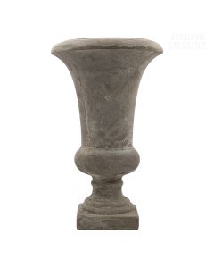Podolgovata peščeno sivo rjava vaza, valjasto stebričaste oblike, visoka 60 cm na kvadratnem podstavku.  