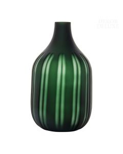 Dekor Deluxe 23 cm visoka, široka steklena vaza z zoženim grlom, temno zelene barve s svetlejšimi, skoraj prozornimi črtami.