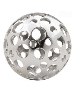 Dekor Deluxe srebrna votla krogla z večjim številom različno velikih izrezanih krogov neenakomerno razporejenih po celotni površino.