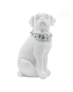 Dekor Deluxe bela figura sedečega psa - mopsa, s srebrno ovratnico, iz umetne mase, visoka 26 in široka 16 cm.