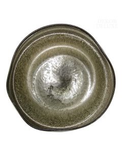Ploščata steklena skleda rjave barve z dvignjenim robom in nepravilno okroglo obliko polno mehurjev.   