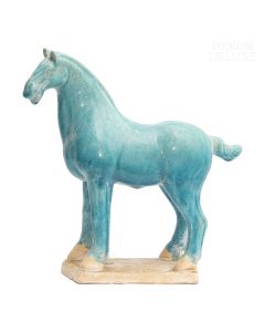 Daljnovzhodna, ročno izdelana, glazirana figura stoječega konja na podstavku v modro in rjavi barvi.  20 cm visoka z močnimi okončinami in manjšo glavo. 
