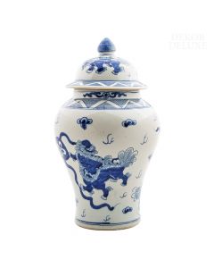 Dekor Deluxe porcelanasto bela vaza s pokrovom, poslikana z modrimi motivi zmajev in ornamentov, ki jo na vrhu pokrova krasi temno modra konica.