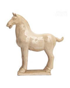 Daljnovzhodna, ročno izdelana keramična, glazirana figura stoječega konja na podstavku v svetlo rjavi barvi.  20 cm visoka z močnimi okončinami in manjšo glavo. 