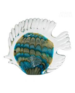 14 cm visoka steklena figura morske ribe s prozornimi plavutmi, pisanim telesom in črnimi očmi za okraševanje doma. 