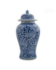 Dekor Deluxe porcelanasto modra vaza s pokrovom, poslikana z belimi motivi rož, ki jo na vrhu pokrova krasi temno modra konica.