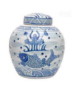 Dekor Deluxe manjša okrogla keramična vaza s pokrovom, poslikana z različnimi motivi modrih krapovcev, podvodnega rastlinja in vodnih valov. 