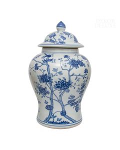 65 cm visoka bela keramična posoda vaza s pokrovom, modro poslikana z rastlinskimi motivi.  