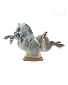 Dekor Deluxe keramična figura konja, v položaju, ki spominja na konje na vrtiljaku, bele barve s prskano modrimi vzorci, visoka 14 cm, na podstavku.