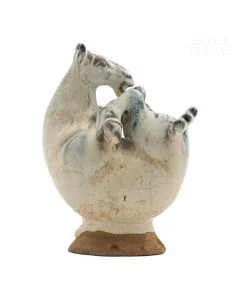 Dekor Deluxe keramična figura konja, na hrbtu, z nogami in glavo skupaj, bele barve s prskano modrimi vzorci, visoka 19 cm, na podstavku.