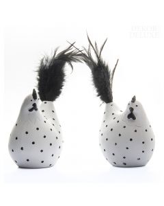 Dekor Deluxe set dveh belih kokoši s črnimi pikami, iz keramike, z repom iz črnega perja, visoka 10,5 cm.
