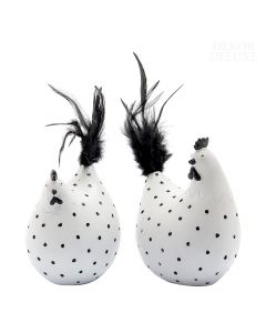 Dekor Deluxe set dveh belih kokoši s črnimi pikami, iz keramike, z repom iz črnega perja, visoka 16,5 cm.