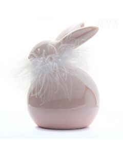 Dekor Deluxe prikupna abstraktna roza figura sedečega zajčka z belo ovratnico iz perja, visoka 12 cm.