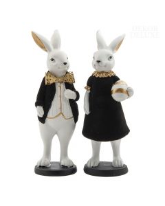 Dekor Deluxe set dveh počlovečenih belih zajčkov, ki stojita in sta oblečena v stara svečana črno-zlata oblačila, z velikonočnim jajcem, visoka 26 cm.