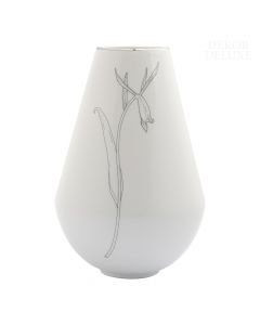 Dekor Deluxe ljubka bela keramična vaza, visoka 21 cm in s sivim vzorcem zvončka, z rahlo širšim spodnjim delom, ki se zgoraj počasi zoži.