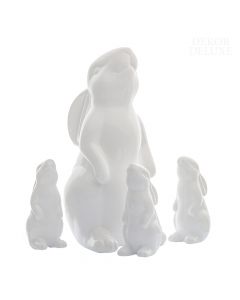 Dekor Deluxe set štirih belih keramičnih zajčkov, ki sedijo in gledajo navzgor, različnih velikosti.