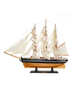 Dekor Deluxe model ladje z s platnenimi jadri Cutty Sark s tremi jambori iz lesa s črnimi detajli na podstavku.