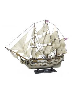 Leseni model jadrnice ladje H.M.S. Victory z belimi jadri. 