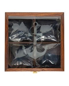 Rjava lesena škatla za shranjevanje ročnih ur in nakita z vgraviranim sidrom na zgornjem steklenim delom 
