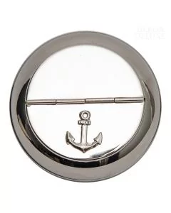 Srebrni okrogel pepelnik s simbolom sidra na pokrovu, kis e lahko odpira in zapira. 
