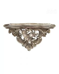 Stenska konzola v srebrni barvi izrazitimi detajlnimi ornamenti pod vodoravno ploščo. 