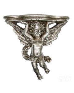 Srebrna stenska konzola v obliki angela z razširjenimi krili in dvignjenimi rokami, ki drži ploščo nad glavo. 