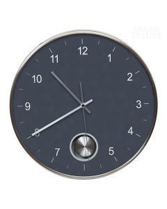 Dekor Deluxe okrogla stenska ura v minimalističnem slogu s srebrnim robom in temno sivim ozadjem ter mehanskim nihalom.