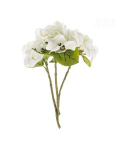 Dekor Deluxe šopek treh umetnih rož hortenzij z belimi cvetovi in zelenimi listi s poudarjenimi detajli.