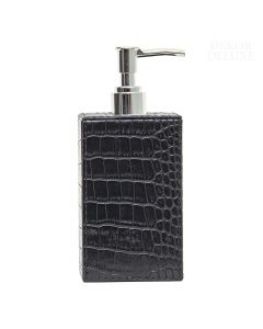 Dekor Deluxe Črn dozirnik za tekoče milo kvadrataste oblike, oblečen v umetno usnje s krokodilskim vzorcem.