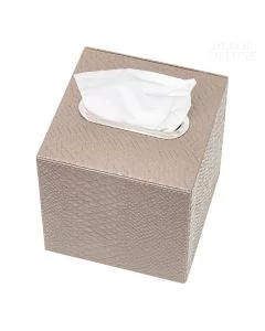 Dekor Deluxe kockasta škatla za robčke rjave barve iz umetnega usnja s krokodiljim vzorcem. Odprtina na vrhu je obrobljena s kovinskim obročem zlate barve.