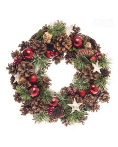 Dekor Deluxe božični okrasni venček z borovimi in smrekovimi storži, rdečimi božičnimi kroglami in vejicami iglavcev.