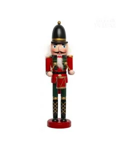 Dekor Deluxe Figura vojaka hrestača v  rdeče zeleni uniformi z velikim klobukom belo brado in lasmi in bobnom okoli pasu in palicami v rokah.