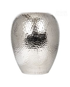 Dekor Deluxe vaza srebrne barve s reliefno površino višine 30 cm, primerna za srednje velike šopke ali rože.
