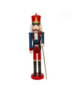 Dekor Deluxe Figura vojaka hrestača v  rdeče modri uniformi z velikim klobukom belo brado in lasmi in s palico v roki. 