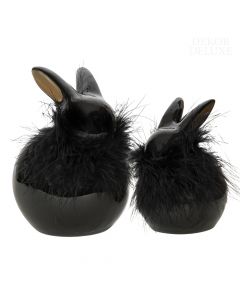 Dekor Deluxe set dveh keramičnih zajčkov črne barve z črnimi ovratnicami iz perja, višine 12 in 17 cm.