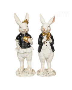 Dekor Deluxe par dveh belih zajčkov iz umetne mase  višine 22 cm z oblačili črne barve in zlatimi dodatki.