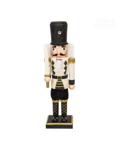 Dekor Deluxe Figura vojaka hrestača na črnem podstavku z mečem v roki v črno beli uniformi z zlatimi dodatki, črno kapo, belo brado in lasmi.