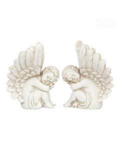 Dekor deluxe set dveh sedečih angelov  z zaprtimi očmi iz umetne mase bele barve.
