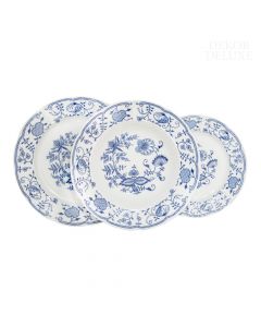 Dekor Deluxe set 18 krožnikov bele barve iz vrhunskega porcelana z modro poslikavo čebulnega vzorca.