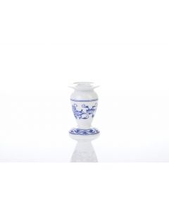 Dekor Deluxe svečnik višine 9 cm bele barve iz vrhunskega porcelana z modro poslikavo čebulnega vzorca.