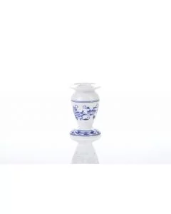 Dekor Deluxe svečnik višine 9 cm bele barve iz vrhunskega porcelana z modro poslikavo čebulnega vzorca.