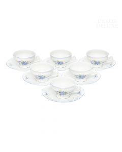 Dekor Deluxe set 6 čajnih skodelic s krožnikom iz vrhunskega belega porcelana z nežnim reliefnim vzorcem in poslikavo s spominčicami.