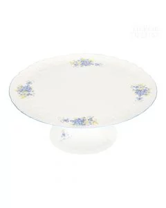 Dekor Deluxe krožnik za torto bele barve iz vrhunskega porcelana z nežno poslikavo s spominčicami.