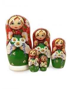 Dekor Deluxe 5 delna matrioška višine 18 cm v tradicionalni zeleni noši z rdečo ruto in šopkom marjetic.