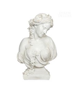 Dekor Deluxe - Doprsni kip ženske z vinsko trto v laseh in nepokrito ramo bele barve. Človeški kipec s pogledom levo navzdol.