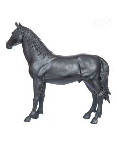 Dekor Deluxe natančno izdelana figura konja v nevtralni pozi iz umetne mase v temno rjavi barvi.