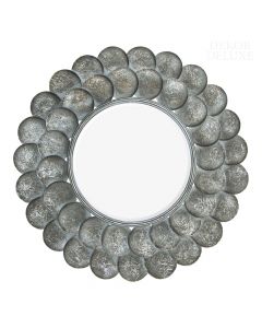 Dekor Deluxe prestižno okroglo ogledalo obkroženo z nanizanimi kovinskimi medaljoni v dveh vrstah.