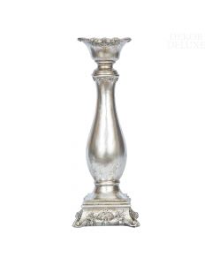 Dekor Deluxe klasično oblikovan svečnik v antično srebrni barvi z reliefnimi ornamenti.